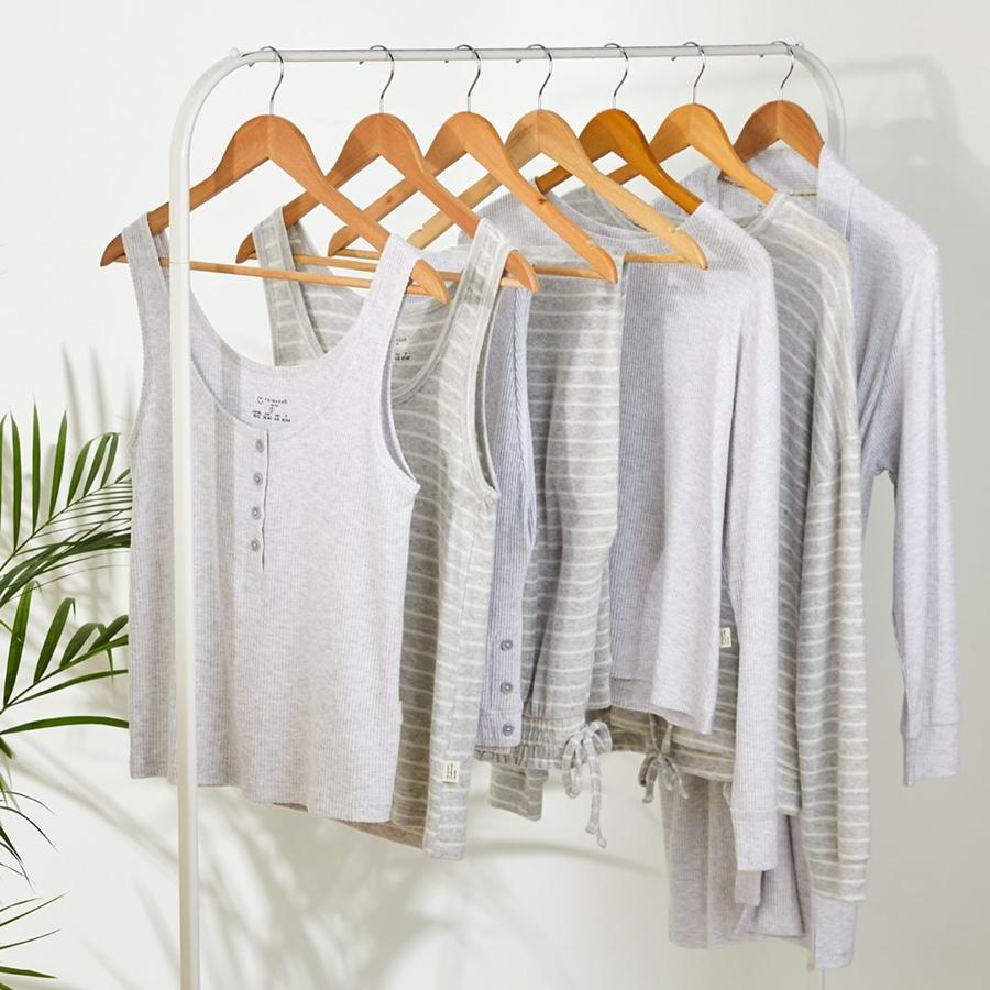 Primark apuesta por la comodidad con prendas de algodón y canalé como estas en tonos neutros (con precios a partir de 6 euros).