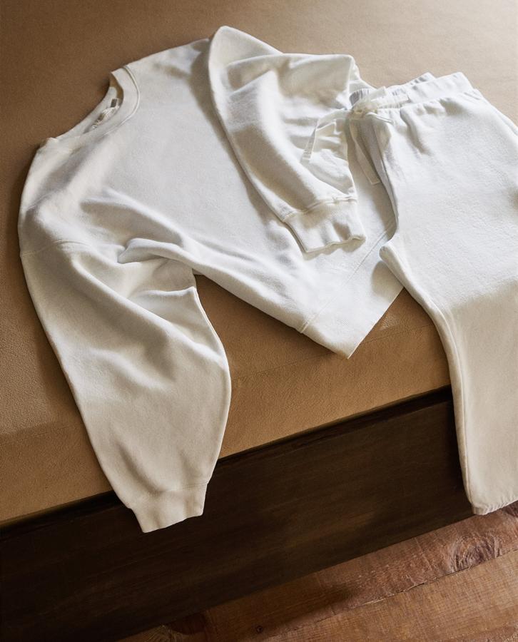 Zara Home apuesta por el minimalismo en su línea de 'homewear', y nos seduce con conjuntos tan cómodos y bonitos como este en color blanco (17.95 euros cada pieza).