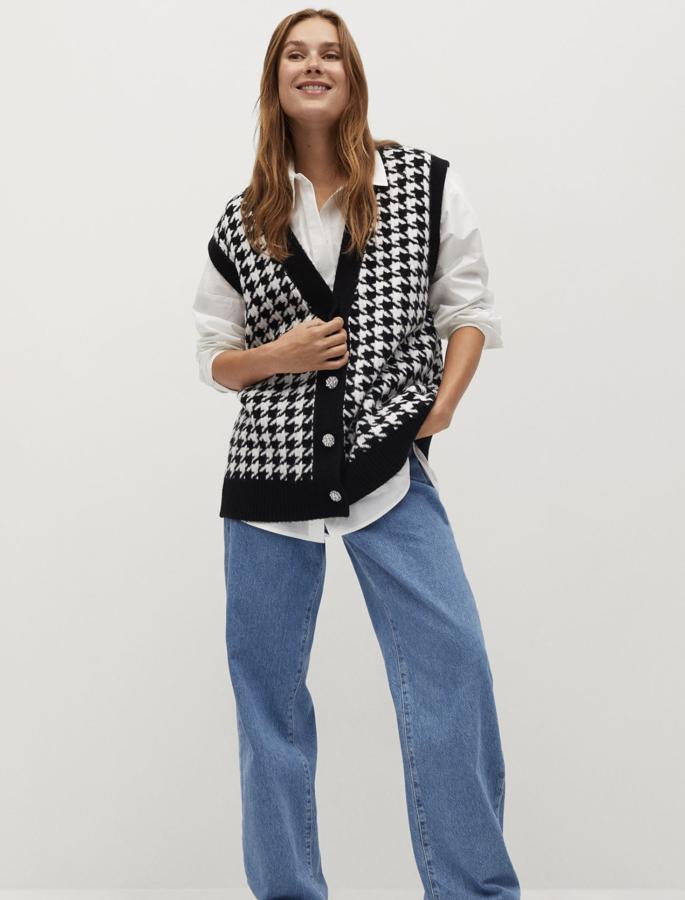 En tejido de punto con diseño pata de gallo, este chaleco con cuello de pico y cierre de botones tiene un precio de 39,99 euros.