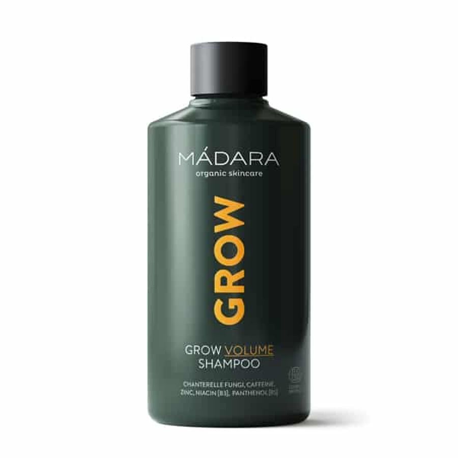 El champú Gorw de Mádara de Very Coqueta (21,70 euros) está enriquecido con formulaciones con cafeína y zinc, que energizan los folículos y estimulan la microcirculación, consiguiendo un régimen apropiado del cuidado del cabello que aumenta el crecimiento en 3 pasos.