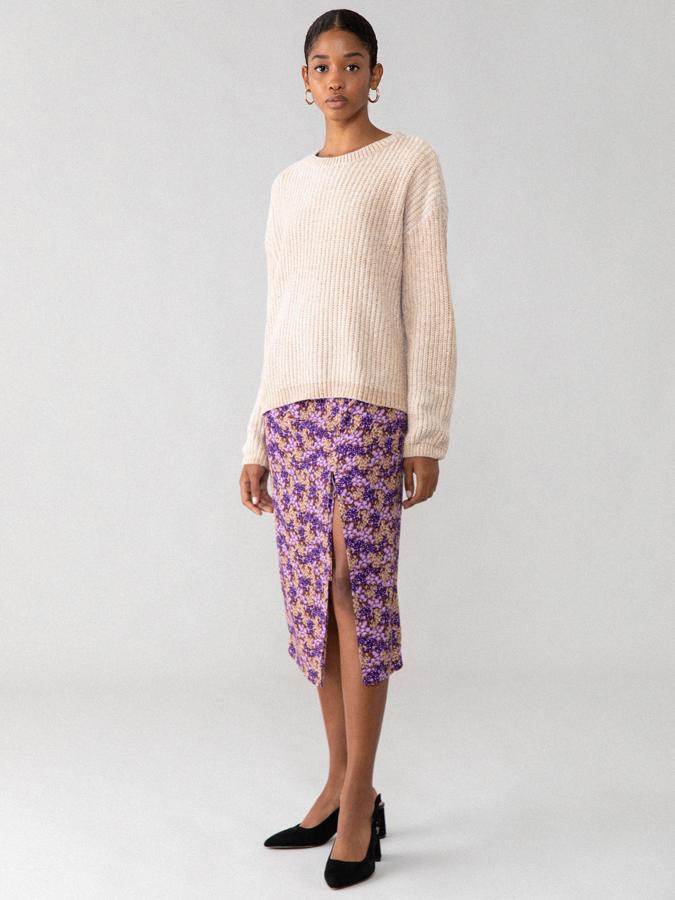 Falda tubo de tejido fluido con apertura lateral y estampado florar, de Lefties (12,99 €).