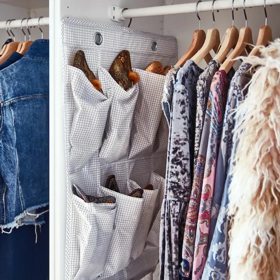 Lo mismo ocurre con las paredes y puertas de tu armario, que pueden transformarse en zapateros verticales (el STUK de IKEA, con 16 compartimentos, cuesta 6 euros) donde guardar tu calzado plano (es el que menos ocupa) como bailarinas, loafers, mocasines, mules... Eso sí, por higiene, guárdalos siempre bien limpios e incluye bolsitas de aromas.