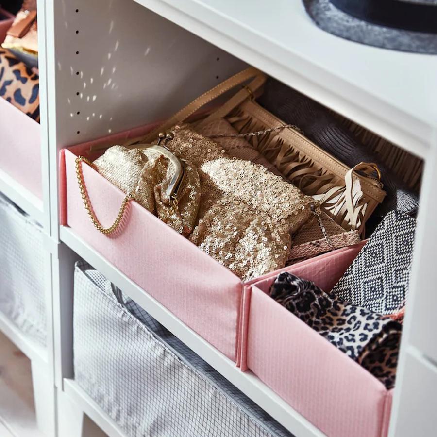 Jugar con las cajas, además de ser decorativo, es súper funcional y te permitirá tener en orden y mano tus complementos, desde bolsos a pañuelos, gorros, cinturones, gafas o joyas. No tengas miedo a combinar colores y tamaños. Estas de IKEA cuestan de 3 a 7 euros.