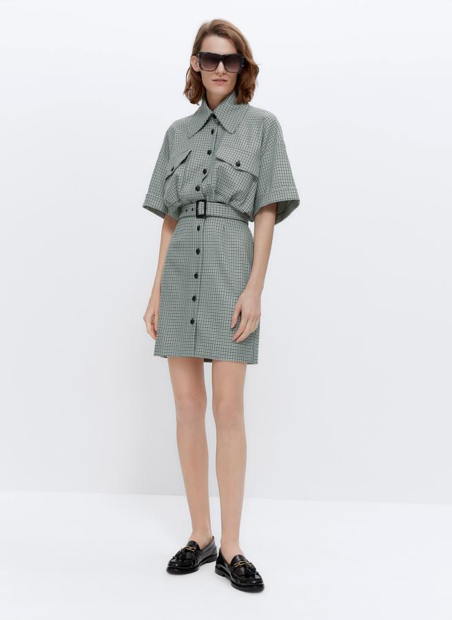 Este vestido camisero con estampado de cuadros y cintura marcada es uno de nuestros favoritos para los looks working girl de otoño.