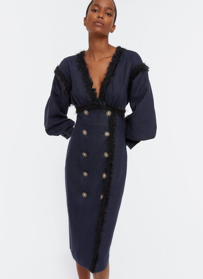 Ya te hemos hablado de  este vestido de lino azul marino con botones joya , y no hay mucho más que añadir sobre él. Bueno, sí, que nos parece uno de los más bonitos que hemos visto en mucho tiempo entre las propuestas de nueva colección de nuestras firmas favoritas.