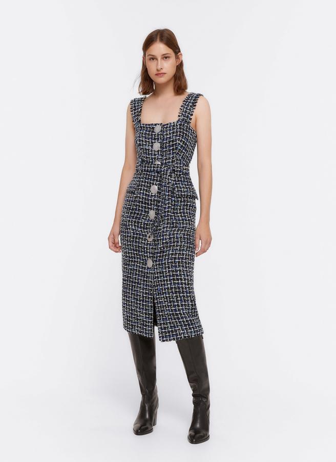 Por lo bonito que es y por su estilo, este vestido de tweed con botones joya podría ser de Chanel, pero es mucho más barato: cuesta 159 euros en Uterqüe.