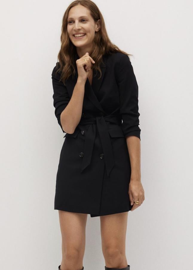 De manga tres cuartos y escote cruzado, este vestido corto en color negro cuenta con cinturón ajustable y cierre de botones en la parte delantera. Tiene un precio de 39,99 euros.