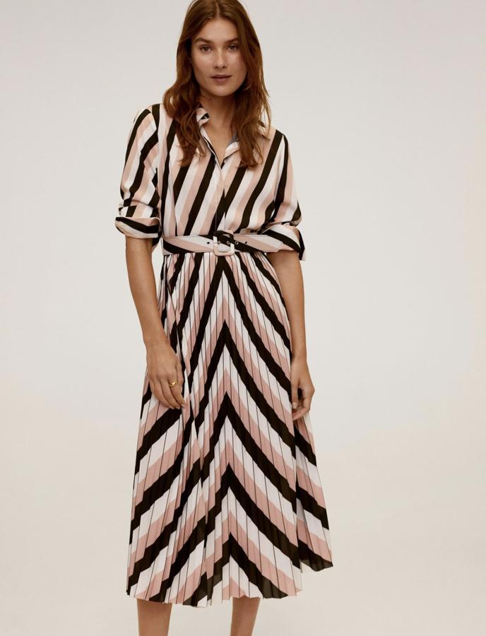 Este vestido midi con estampado geométrico y falda plisada cuenta con puños abotonados y cinturón estampado desmontable. Tiene un precio de 59,99 euros.