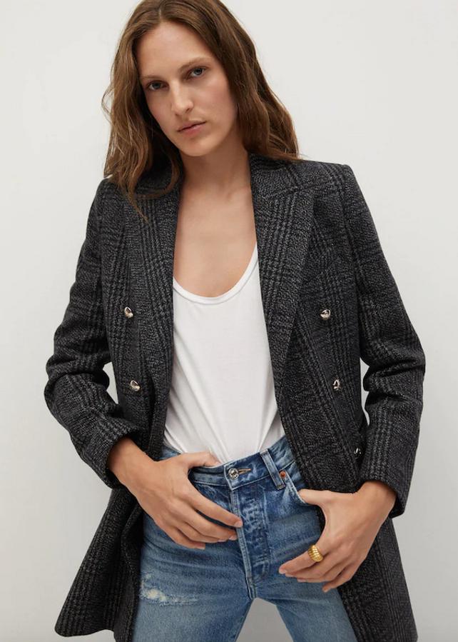 En mezcla de lana, con diseño medio cruzado y cuello de solapa con muescas, este abrigo en tonos negros con estampado de cuadros de Mango viene con bolsillos laterales con solapa, cierre de botones frontal a contraste y puños con botones funcionales. Tiene un precio de 79,99 euros y en la web de la firma se ha agotado en todas las tallas.