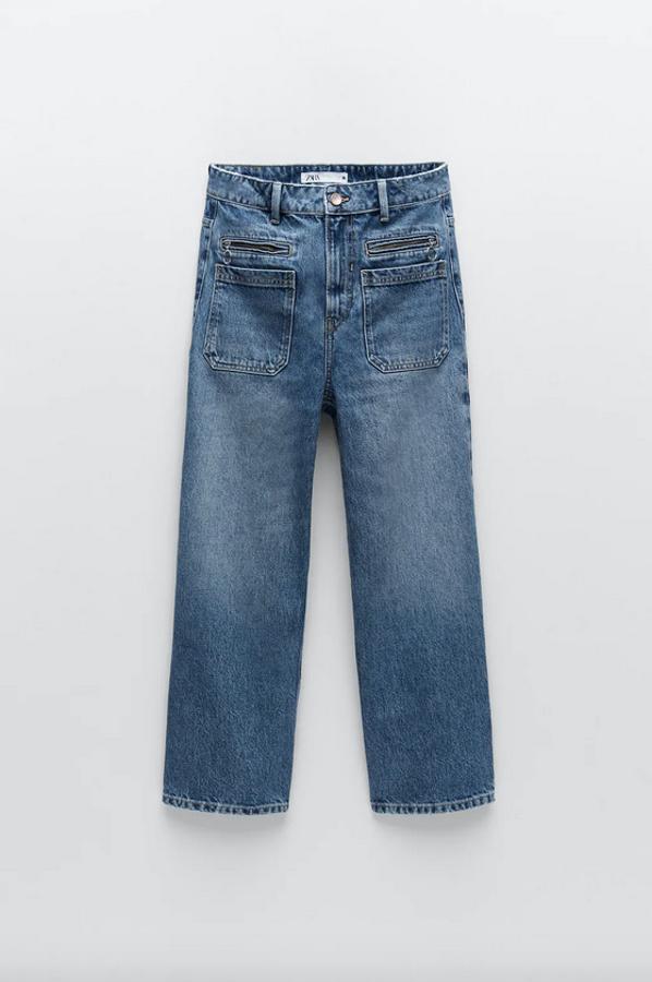 En azul medio, con tiro alto, perneras anchas y cierre de frontol metálico, estos vaqueros de Zara vienen con bolsillos delanteros de cremallera y de plastrón y traseros e plastrón. Tienen un precio de 29,95 euros y están disponibles entre las tallas 32 y 36, además de la 40.