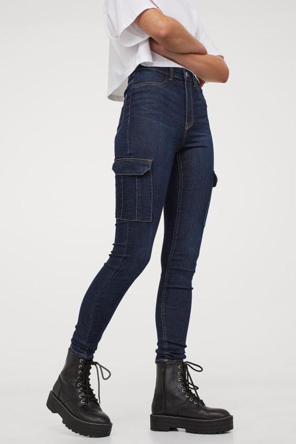 Otro de los vaqueros que juega con los bolsillos son estos de H&M de talle alto y pernera ajustada con bolsillos delanteros decorativos, bolsillos traseros y bolsillos en la pernera con solapa y botones a presión ocultos. Cuestan 24,99 euros y están disponibles entre las tallas 32 y 50.