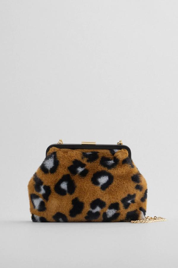 Este bolso formato bandolera está disponible en varios colores. Con estampado animal en el cuerpo, cuenta con asa de hombro con cadena extraíble y cierre mediante pieza metálica. Es de Zara y tiene un precio de 29,95 euros.