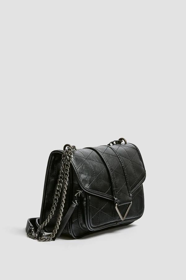 En color negro, este bolso tipo bandolera con detalle de pespuntes geométricos con cierre mediante imán es de Pull & Bear y tiene un precio de 25,99 euros.