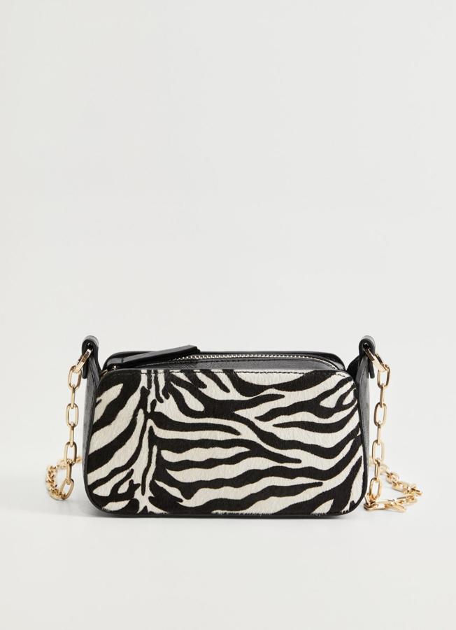 Con estampado de cebra, este bolso bandolera con cadena fina metálica es de Mango y tiene un precio de 19,99 euros.
