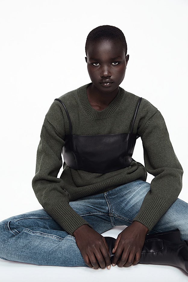 Top con diseño minimalista confeccionado en piel de Zara.