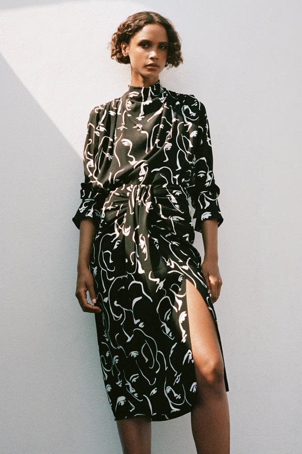 Con un precio ya rebajado (y con pocas tallas disponibles) encontramos este conjunto de falda (15,99 euros) de tiro alto con detalle de nudo en la parte delantera y cuerpo (15,99 euros) a juego con cuello subido y detalle de pliegues en el hombro.