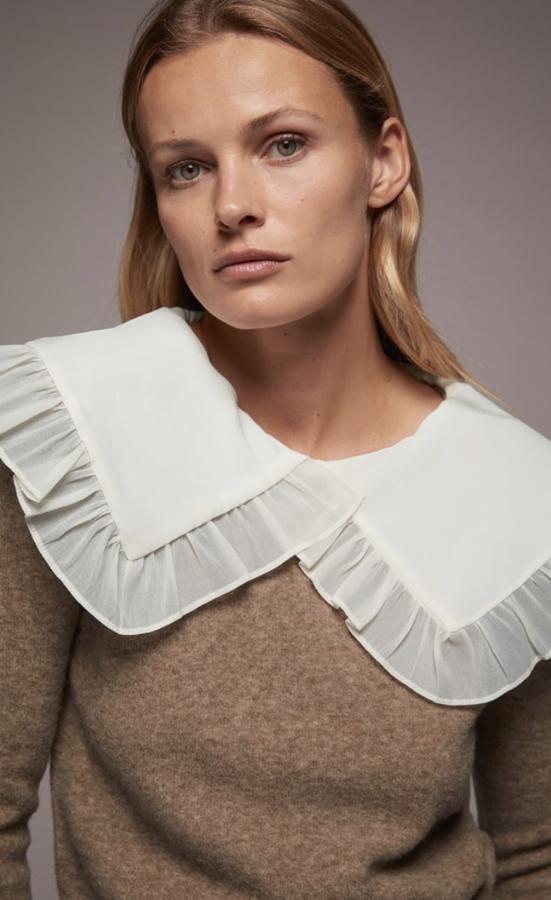 Jersey de lana con cuello de algodón oversize y efecto cruzado, de Zara (29,95 euros).