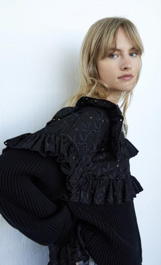 Jersey negro de canalé con volantes en la zona superior en tejido bordado del mismo tono, de Zara (29,95 euros).