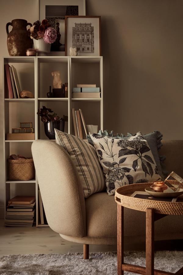 ¿Puede ser más elegante esta funda de cojines de flores? Es de H&M Home y cuesta 7.99 euros.