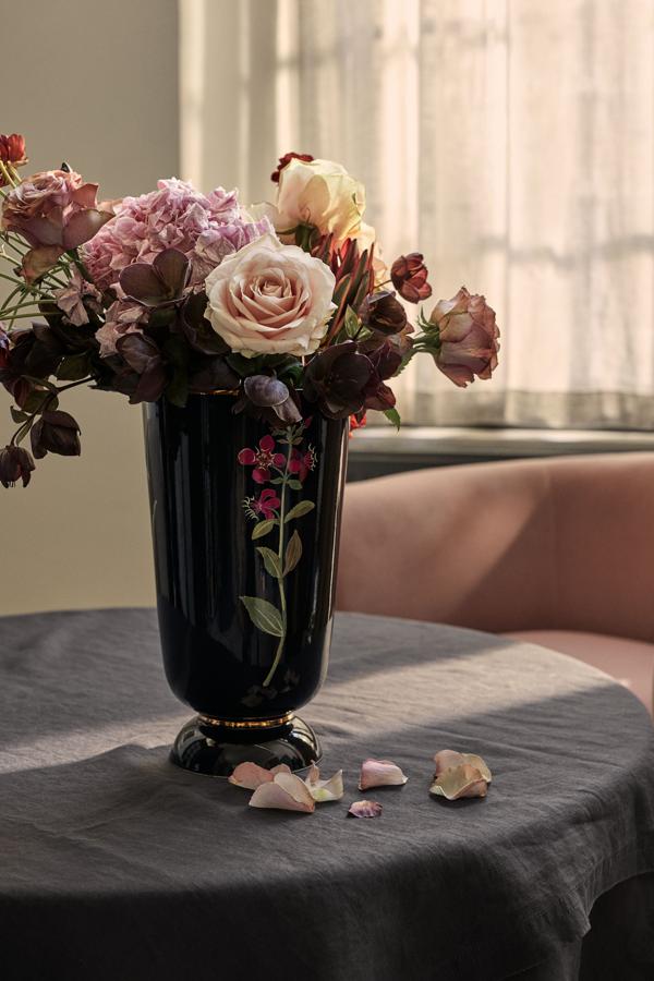 H&M Home ha lanzado una colección cápsula con el British Museum que nos deja piezas tan maravillosas como este jarrón (39.95 euros).