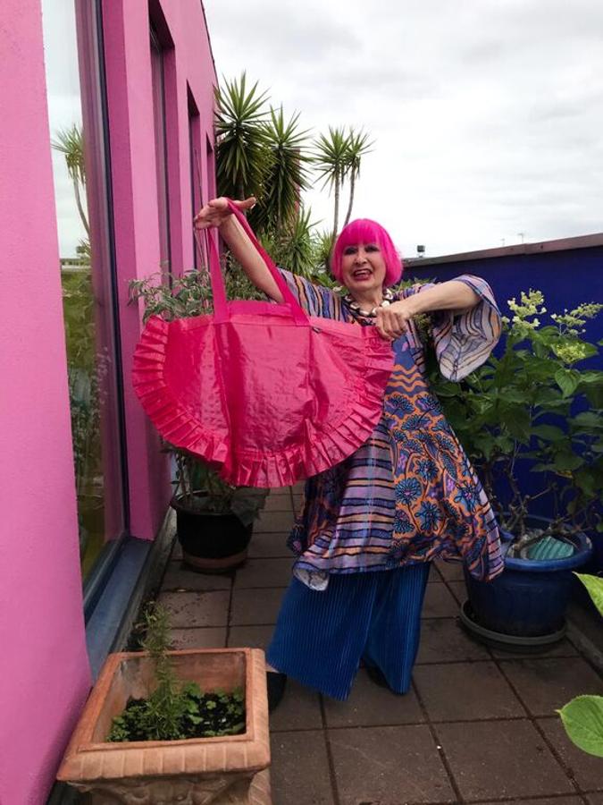 El otoño llega a IKEA lleno de color gracias a KARISMATISK, a colección cápsula de 26 artículos que ha creado para el gigante sueco la artista británica Zandra Rhodes. ¿Nuestro primer flechazo? La esta bolsa que reversiona la icónica FRAKTA y que, reconocemos, que nos gusta incluso más que el clon que se marcó en su día Balenciaga..