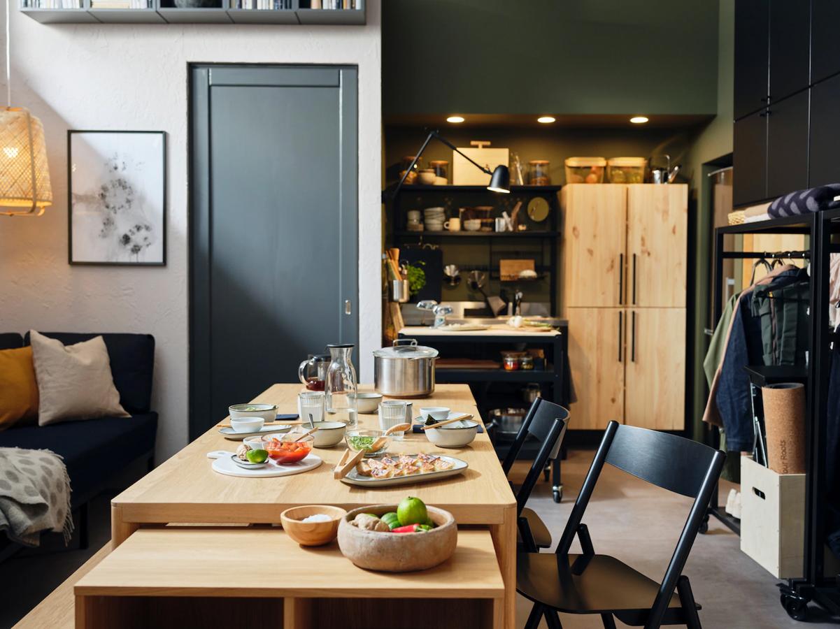 De la nueva línea Ravaror de IKEA, minimalista y funcional, nos gusta todo: la mesa de comedor (169 euros), la silla plegable (49 euros), la estanteríacon ruedas del fondo (99 euros)...