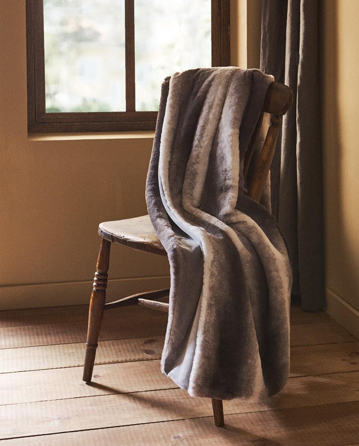 Tenemos absoluta pasión por las mantas calentitas para nuestros planes de sofá y peli caseros. Y ya hemos sumado esta de ZaraHome (99.95 euros) a nuestra colección.