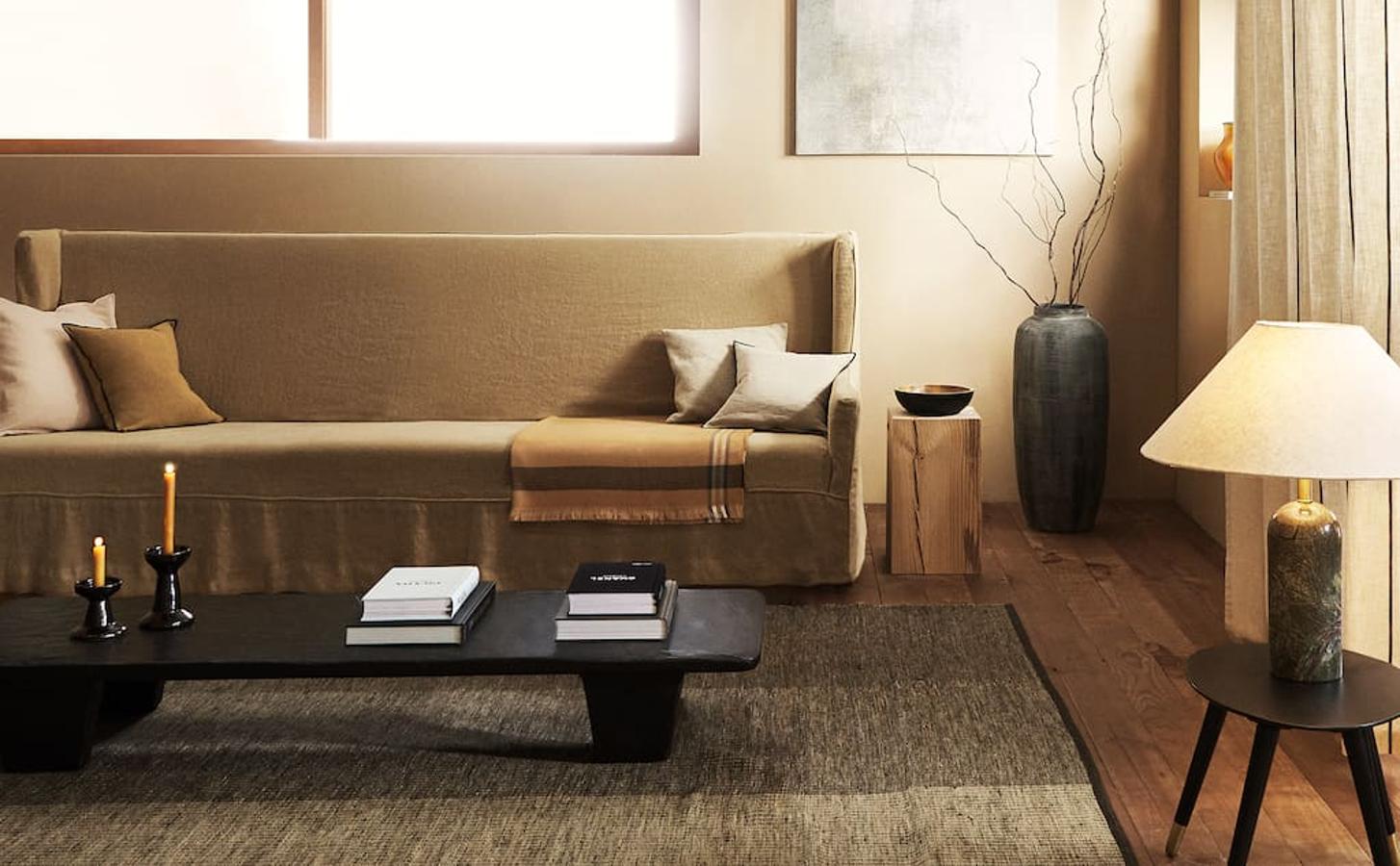 Nos pedimos, enterito y con todo detalle, este salón súper elegante de Zara Home: desde los libros de Chanel y Prada (49.95 euros cada uno) a la manta en tonos tierra (29.95 euros), las fundas de cojines de lino (17.95 euros), los candelabros de cerámica (15.95 euros), las cortinas (59.95 euros) o el jarrón (39.95 euros).
