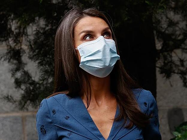 La Reina dejó ver sus canas en una reciente visita a la Biblioteca Nacional.