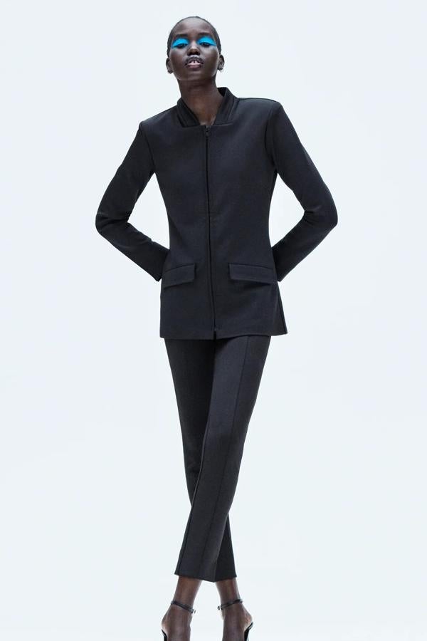 Este traje está compuesto por pantalón (22,95 euros) negro de tiro alto con efecto de neopreno y abertura lateral y chaqueta (29,95 euros) a juego con cuello subido.