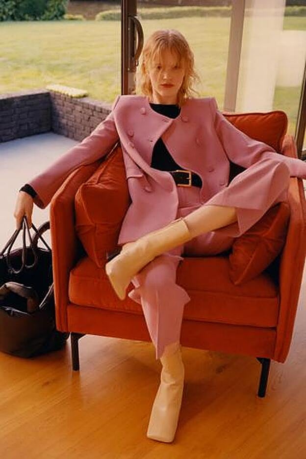 Traje rosa de Zara: la chaqueta tipo abrigo cuesta 49.95 euros, y los pantalones, 29.95 euros.