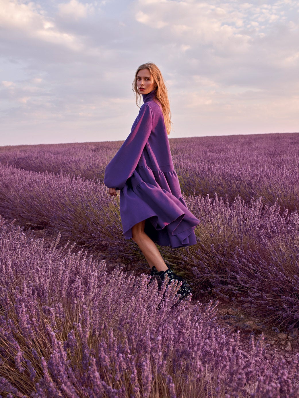 Vestido de lana y botines de raso con cristales bordados, todo de Rochas.