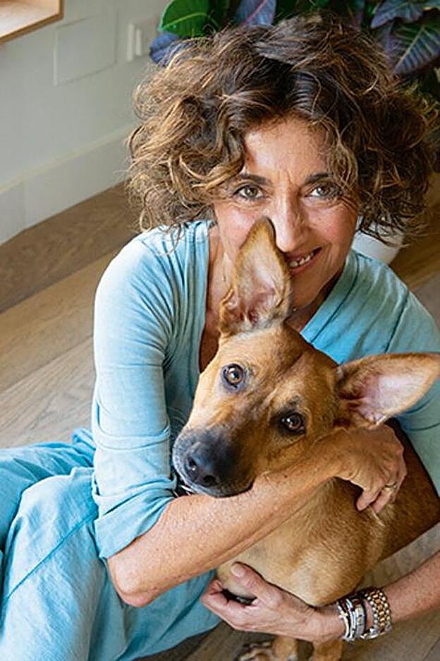 Eevee, la perra de Ana, desarrolló hiperapego durante el confinamiento.