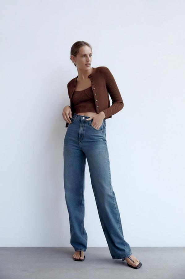 Chaqueta de punto ajustada en canalé con cuello redondo (25,95 euros) y top cropped con escote de pico y tirantes (15,95 euros) para este conjunto de Zara en color burdeos que podemos encontrar entre las tallas S y XL, pero la chaqueta se ha agotado en la talla más grande y el top en la M.