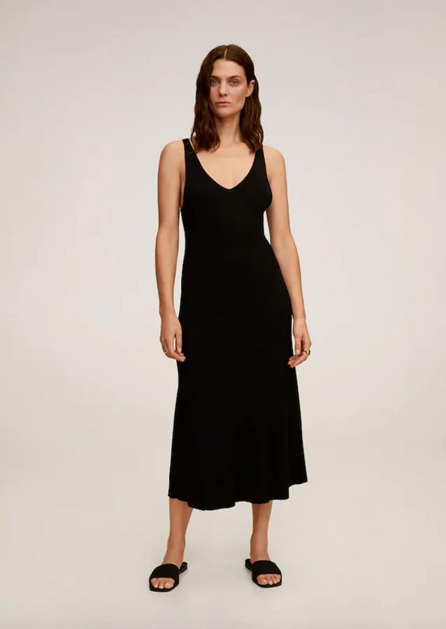 En tejido de canalé, con diseño entallado, escote de pico y tirantes finos, este vestido midi de Mango está rebajado y de 29,99 euros ha pasado a 19,99 euros. Podemos encontrarlo entre las tallas XS y XL.