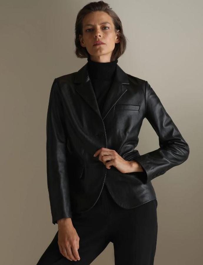 La chaqueta de la campaña es este modelo de la colección de otoño de Woman Piel, de El Corte Inglés. Pero, de momento, está agotada. El cinturón es de Lauren Ralph Lauren, la falda de Fórmula Joven y el sello de plata chapada, de El Corte Inglés.