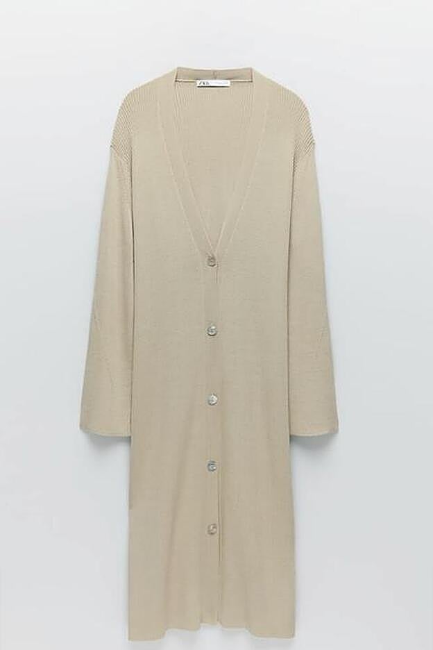 La cahqeuta de canalé en color arena está casi agotada, solo queda en la talla L.