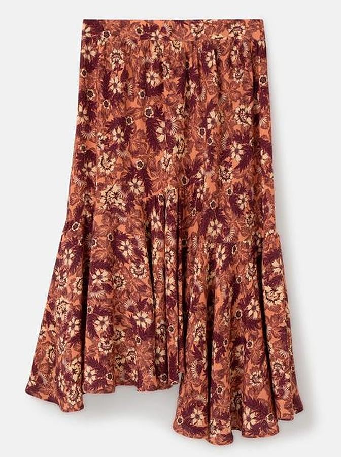 La falda a juego también es de Fórmula joven, es de largo midi y tiene el bajo asimétrico con vuelo. Su precio es de 39,99 euros. Además, la actriz luce en la foto de campaña un cinurón de Elial y unos pendientes de El Corte Inglés.