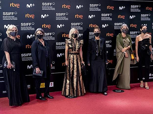Las hermanas Tous, Laura, Marta y Rosa, posan junto a la directora del documental 'Oso', Amanda Sans Pantling, Eugenia Martínez de Irujo y Tamara Falcó en la presentación del proyecto en el Festival de Cine de San Sebastián.