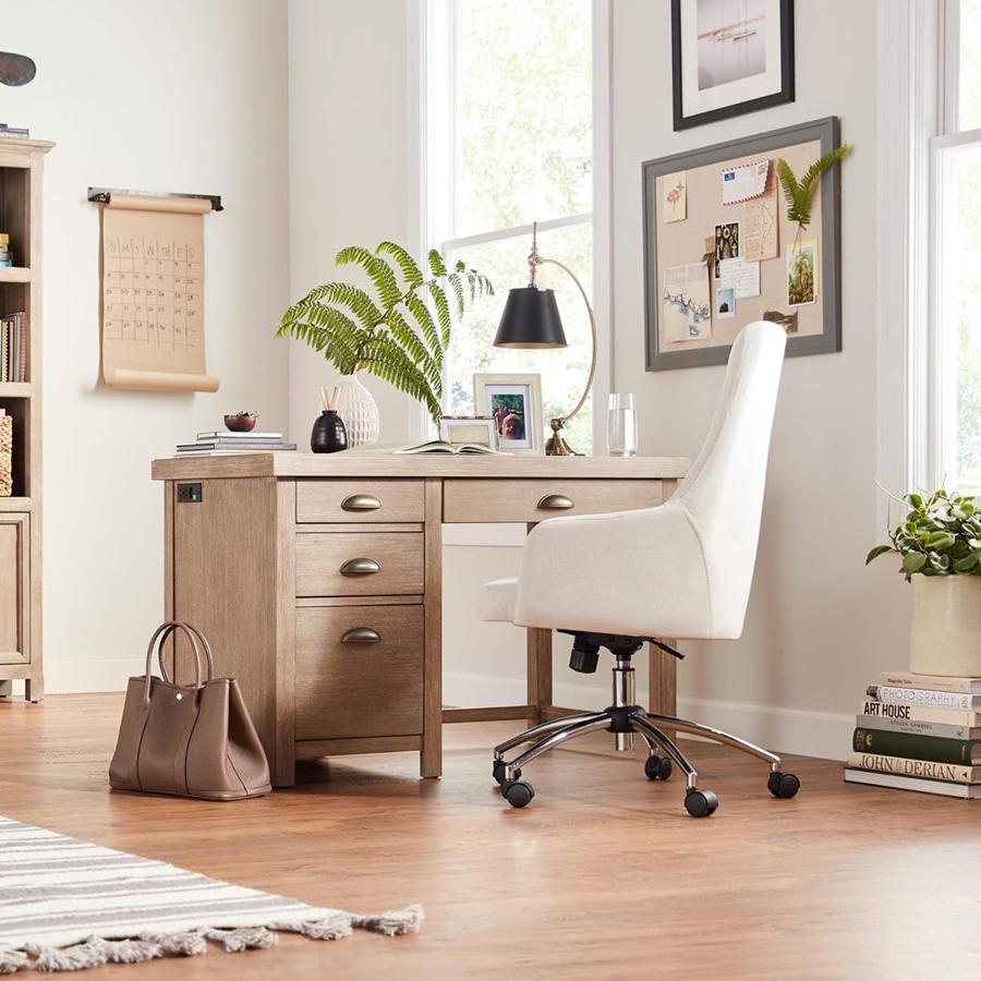 De nuevo, instalar la oficina en casa cerca de una fuente de luz natural es clave, como nos recuerdan con esta propuesta de Amazon Home.