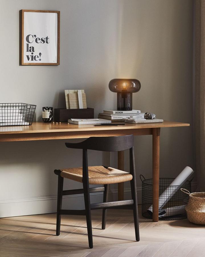 En H&M Home apuestan por el estilo clásico y atemporal en este rincón oficina elegante y funcional.