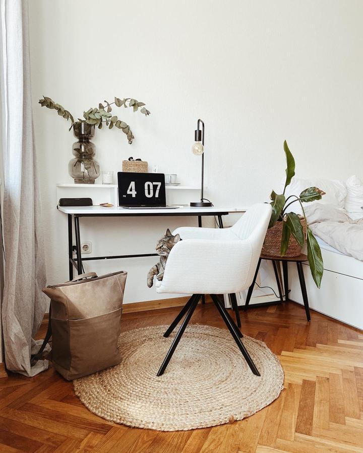 Que no trabajes desde la cama no significa que no puedas tener la oficina en tu dormitorio. Y esta solución de Westwing nos parece ideal.