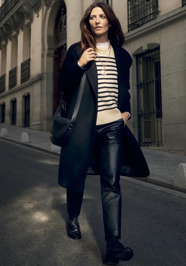 Hace unos días te hablamos del jersey navy como uno de los básicos del otoño y la actriz nos lo confirma. Con vaqueros o pantalones de efecto piel, será tu mejor aliado de estilo para esos días en los que no sabes qué ponerte. ¡Nunca fala!