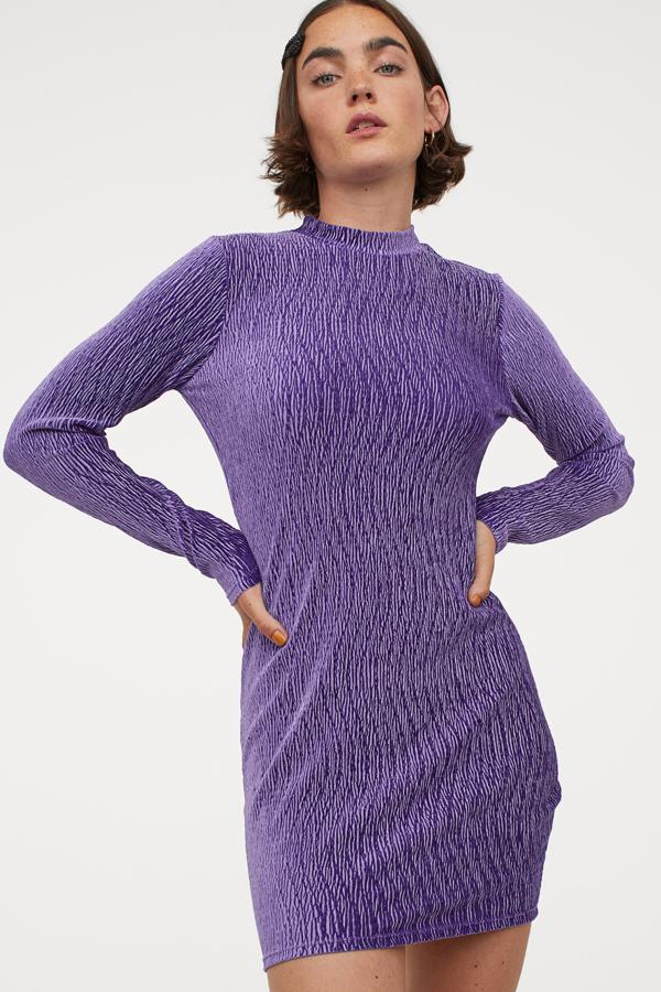 En color lila, este vestido entallado de manga larga con cuello elevado cuenta con abertura redonda en la espalda y cierre con corchete en la nuca. Tiene un precio de 14,99 euros.