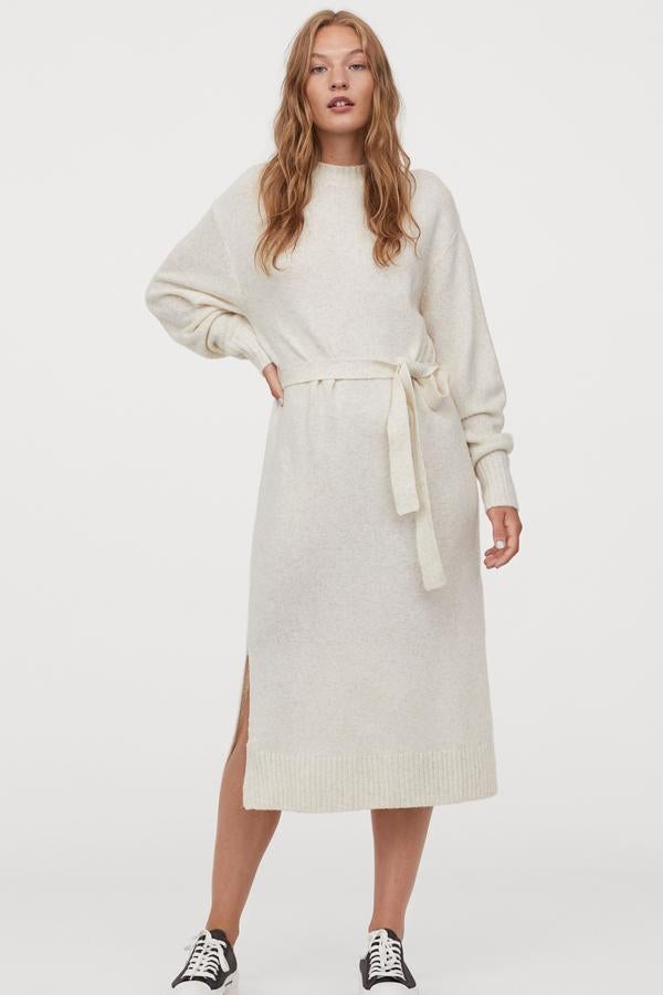 Este vestido midi en punto suave de color beige claro jaspeado cuenta con cinturón extraíble y aberturas laterales. Tiene un precio de 34,99 euros.