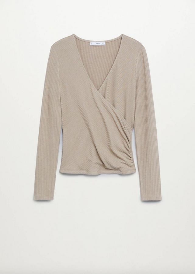 En beige o en gris vigoré, otra de las propuestas de Mango es esta camiseta de punto con diseño cruzado, escote de pico y manga larga. Tiene un precio de 15,99 euros y podemos comprarla en las tallas S, M y L.