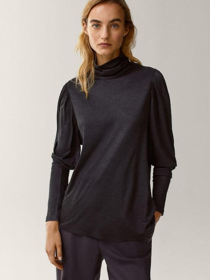 Perteneciente a la colección sostenible de la firma, esta camiseta de corte recto, cuello alto y fruncido en la manga con cuello alto es de Massimo Dutti y podemos comprarla por 25,95 euros entre las tallas XS y XL y en rojo oscuro.