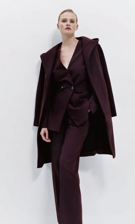 En Zara también han apostado por un modelo con capucha, en un marrón chocolate que pega con todo (39,99 euros).