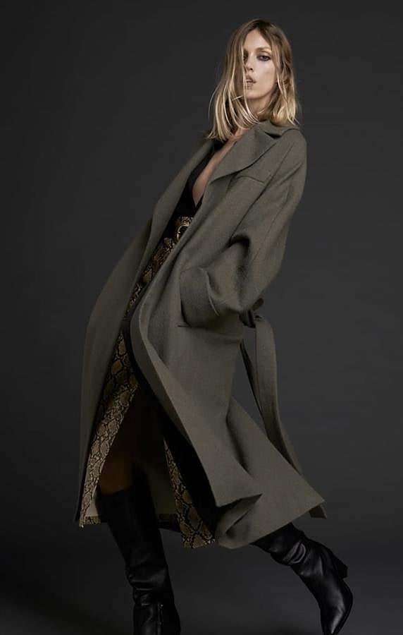 Abrigo verde militar oversize con cinturón, de la colección de edición limitada de Zara (129 euros).