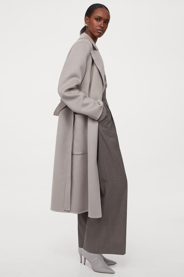De lana gris clarito, para llevar con el perfecto look de oficina, abrigo de H&M (179 euros).
